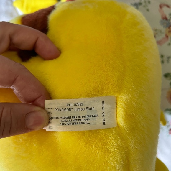 1999 Hasbro TOMY jumbo Pikachu plush - Picture 4 of 4
